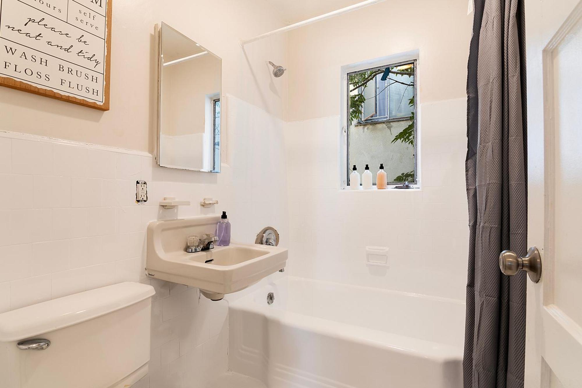 Second-floor 1-br Near Beverly Hills And Angeles Attractions *